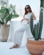 Mujer apoyada en muro con Gafas de sol I-SEA Olivia color Mocha Tort con lentes marrones polarizadas 