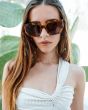 Mujer con Gafas de sol I-SEA Olivia color Mocha Tort con lentes marrones polarizadas 