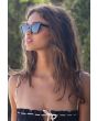 Mujer con Gafas de sol cat-eye negras con lentes polarizadas Smoke lateral