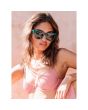 Mujer con gafas de sol polarizadas I-SEA Andie Kale-Plum look veraniego