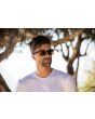 Hombre con Gafas de sol I-SEA Hendrix color Tort Brown con lentes polarizadas marrones