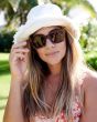 Mujer con Gafas de sol I-SEA Hendrix color Tort Brown con lentes polarizadas marrones