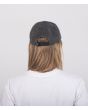 Mujer con gorra Hurley W Mom Iconic gris posterior