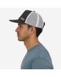 Hombre con Gorra de malla Patagonia Duckbill Trucker Hat negra lateral