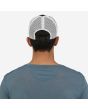 Hombre con Gorra de malla Patagonia Duckbill Trucker Hat negra posterior