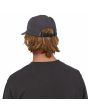 Hombre con Gorra Patagonia P-6 Label Maclure Hat Negra Unisex posterior