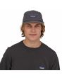 Hombre con Gorra Patagonia P-6 Label Maclure Hat Negra Unisex 