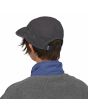 Mujer con Gorra Patagonia P-6 Label Maclure Hat Negra Unisex posterior