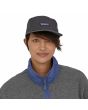 Mujer con Gorra Patagonia P-6 Label Maclure Hat Negra Unisex 
