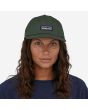 Mujer con Gorra Patagonia P-6 Label Trad Cap Pinyon Green Unisex