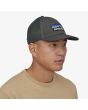 Hombre con Gorra Trucker Patagonia P-6 Logo LoPro Forge Grey Unisex lateral