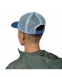 Mujer con Gorra Trucker Patagonia P-6 Logo LoPro Azul Vapor Unisex posterior