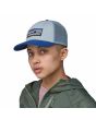 Mujer con Gorra Trucker Patagonia P-6 Logo LoPro Azul Vapor Unisex