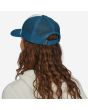 Mujer con Gorra Trucker Patagonia P-6 Logo LoPro White Wavy Blue Unisex posterior