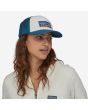 Mujer con Gorra Trucker Patagonia P-6 Logo LoPro White Wavy Blue Unisex