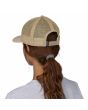 Mujer con Gorra de malla Patagonia P-6 Logo Trucker Hat beige Unisex posterior
