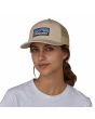 Mujer con Gorra de malla Patagonia P-6 Logo Trucker Hat beige Unisex