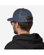 Hombre con Gorra Trucker Patagonia P-6 Logo Night Plum Unisex posterior