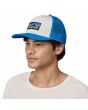 Hombre con Gorra de malla Patagonia P-6 Logo Trucker Hat Blanco-Azul Unisex