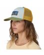 Mujer con Gorra Patagonia P-6 Logo Trucker color Verde Wispy Green Unisex