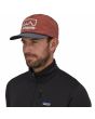 Hombre con Gorra Patagonia Snowfarer Cap Outline Logo Roja 