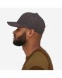 Hombre con Gorra Patagonia Tin Shed Hat P-6 Logo negra lateral