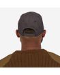 Hombre con Gorra Patagonia Tin Shed Hat P-6 Logo negra posterior