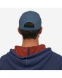Hombre con Gorra Patagonia Tin Shed Hat P-6 Logo azul