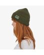Mujer con gorro Patagonia Brodeo Beanie verde unisex lateral