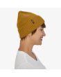 Mujer con gorro Patagonia Brodeo Beanie mostaza unisex lateral