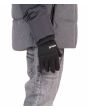 Hombre con guantes Hurley Arrowhead fleece en color negro 