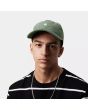 Hombre con gorra de pana Carhartt WIP Harlem Cap color Park-Wax Unisex