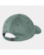 Gorra de pana Carhartt WIP Harlem Cap en color verde Silver Pine con logo bordado blanco cera Unisex cierre de hebilla metálica