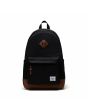 Mochila negra Herschel Heritage 24L con base marrón y parche frontal con diamante montañero
