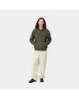 Hombre con sudadera de capucha Carhartt WIP American Script Sweat verde militar frontal