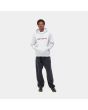Hombre con sudadera de capucha Carhartt WIP Hooded Carhartt Sweat gris con logo rojo frontal