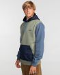 Hombre con Sudadera de capucha Billabong Arch Block Sage lateral