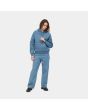 Mujer con sudadera de capucha Carhartt WIP Women's Chase Sweatshirt Icy Water Gold frontal