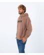 Hombre con sudadera de forro polar con capucha Hurley Fastlane Solid marrón lateral