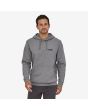 Hombre con sudadera con capucha Patagonia P-6 Label Uprisal gris