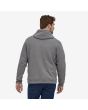 Hombre con Hoody Patagonia P-6 Label Uprisal gris espalda