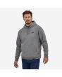 Hombre con Hoody Patagonia P-6 Label Uprisal gris
