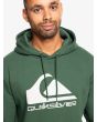 Hombre con sudadera de capucha Quiksilver Big Logo Verde serigrafiado logo