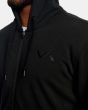 Hombre con sudadera de capucha y cremallera Rvca Swift Box negra logo pecho