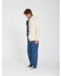 Hombre con sudadera de forro polar con capucha Volcom Blew Out negra y blanca lateral
