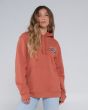 Mujer con sudadera oversize con capucha Salty Crew Baja Days Hoody Sierra frontal 