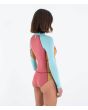 Mujer con Traje de surf de primavera con manga larga y cremallera frontal Hurley Air 2mm Spiced Coral espalda