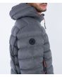 Hombre con Chaqueta acolchada con capucha Hurley Cayuga Puffer Jacket Dark Stone Grey parche logo