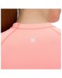 Mujer con Camiseta de protección solar UPF 50+ Hurley One and Only rosa logo