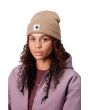 Carhartt WIP, gorro W' Ashley Beanie marrón Peanut – puesto por modelo mujer